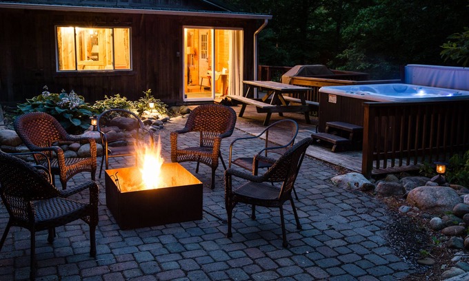 Butler Cabina | Cabina de lujo con bañera de hidromasaje, chimenea de gas, conexión Wi-Fi gratuita, pozo de fuego, Master Suite