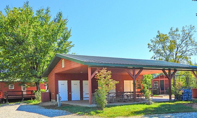 Leasburg Cabina | Whispering Pines Group cabin rental near Meramec River