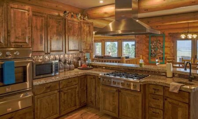 Baker City Cabina | Whispering Pines Lodge, Views! Hot Tub! Sleeps 16+