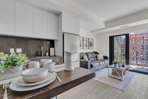 Eau Claire Apartamento | Whispering Pines Retreat DT Getaway & Skyline Views