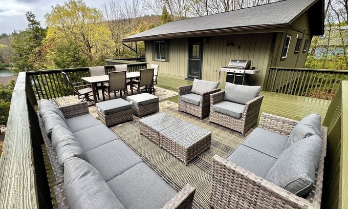 Newbury Casa | Whispering Pines - Your Stylish Nature Retreat