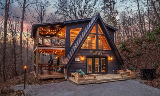 Chalet Village North Cabina | Whispering Waters 1 Bedroom Cabin by RedAwning