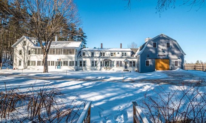 Buckfield Casa | Whispering Waters Farmhouse/Barn
