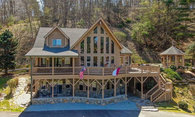 Sugar Grove Cabina | Whispering Willow - 3bd/3.5 bath, hot tub, game tables, views, near original Mast General Store