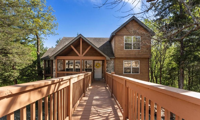Branson West Cabina | Whispering Woods Lodge-Sleeps 10 Home