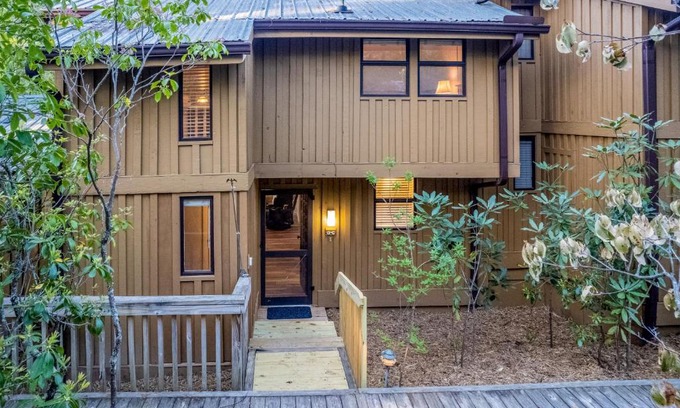Sapphire Apartamento | Whispering Woods Retreat
