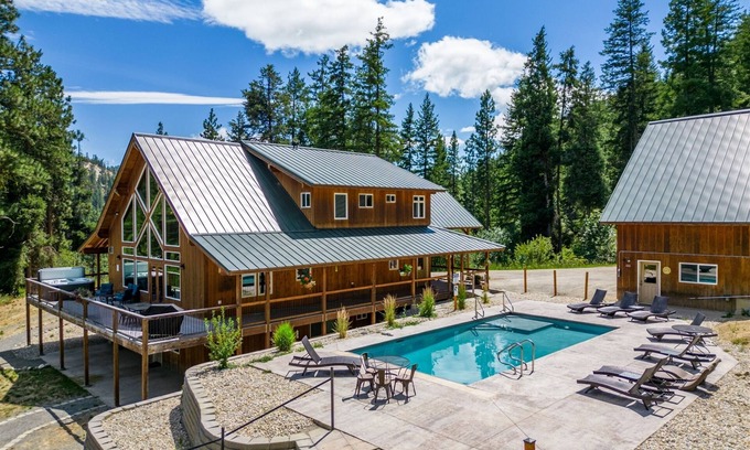 Leavenworth Casa | Whisperwood Lodge - Custom Country Lodge