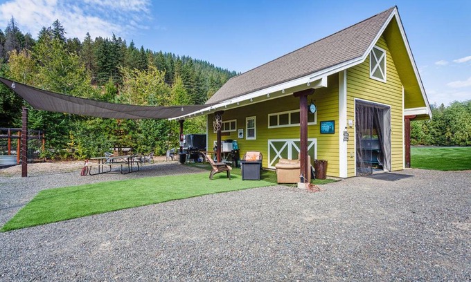 Leavenworth Otro | WHISTLE POST INN