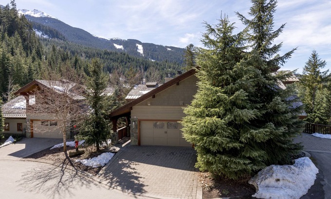 Nordic Estates Casa | Whistler Mountain Town House Ski-in & Ski-out