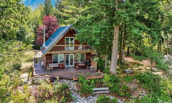 Gold Bar Cabina | Whistling River Cabin in Gold Bar, WA, RiverFront, Mountain View, Pets.