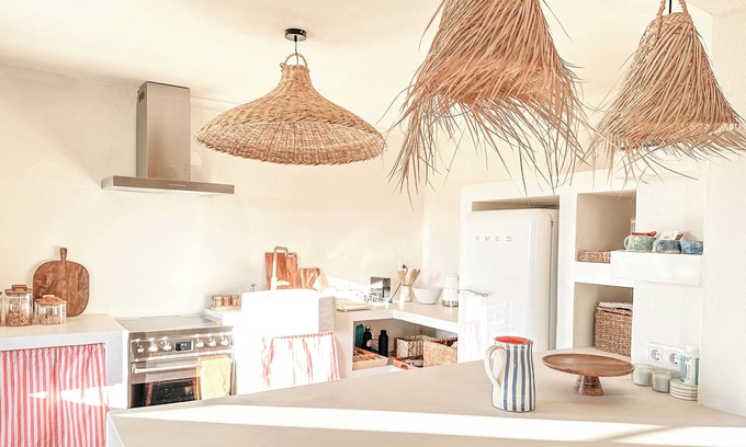 Aljezur Cabaña | White Beach Hut Aljezur - stylish home, pet-friendly