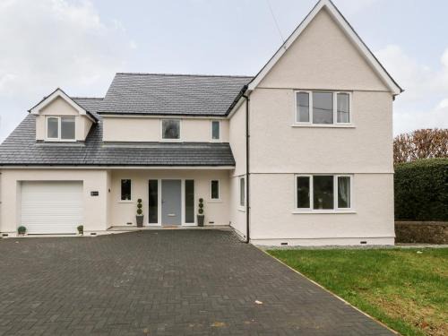 Amlwch Casa | White Bull House