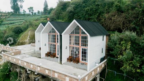Kejajar Cabina | White Cabin By Travelink