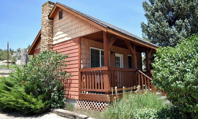 Orderville Cabina | White Cliffs are Truly a Glorious Sight -Pool -Hot Tub-Breakfast-Farm-Zion/Bryce