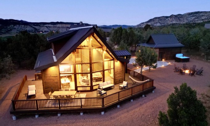 Orderville Cabina | White Cliffs Vista, Panoramic Views, Hot Tub, Epic Views!