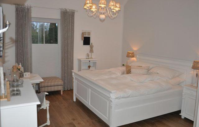Cloppenburg Casa | White Cottage Garden