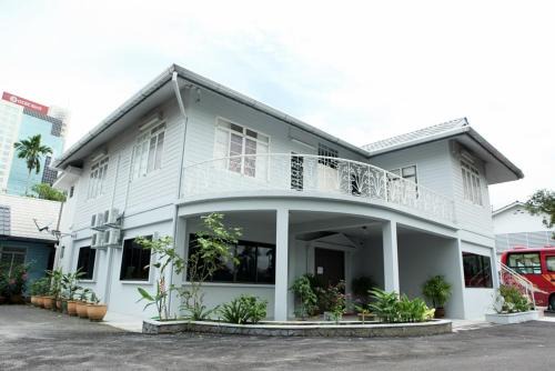 Kuching Cabina | White Cottage