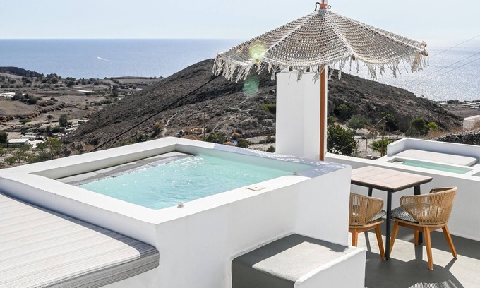 Akrotiri Hotel | White Curves