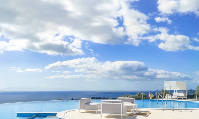 Aipeia Hotel | White Donkey Hotel