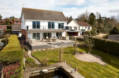 Horning Casa | White Gables