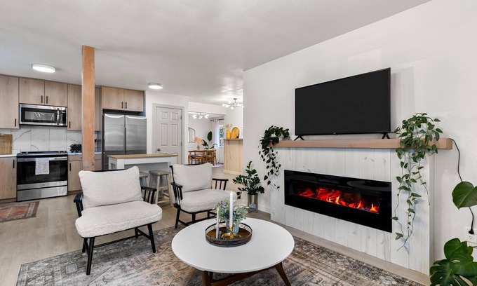 Springfield Casa | White Guesthouse with a Pool