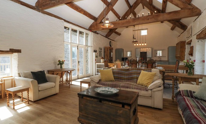 Longtown Cabaña | White Haywood Barn