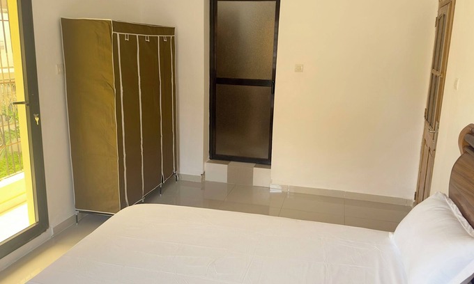 Ouakam Cama Y Desayuno | "White House" - Ch1 * CENTRAL * CALME * WIFI * White Butterfly Hotels *