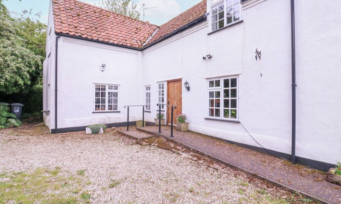 Little Snoring Cabaña | WHITE HOUSE COTTAGE, pet friendly, with open fire in Fakenham
