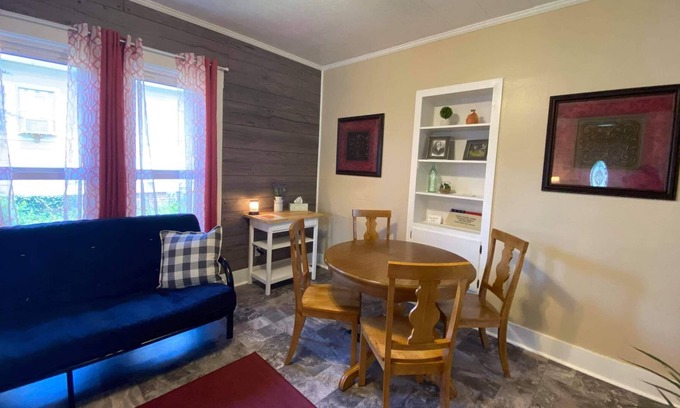 Brookfield Casa | White House Lodge-Yellow Cottage on Main
