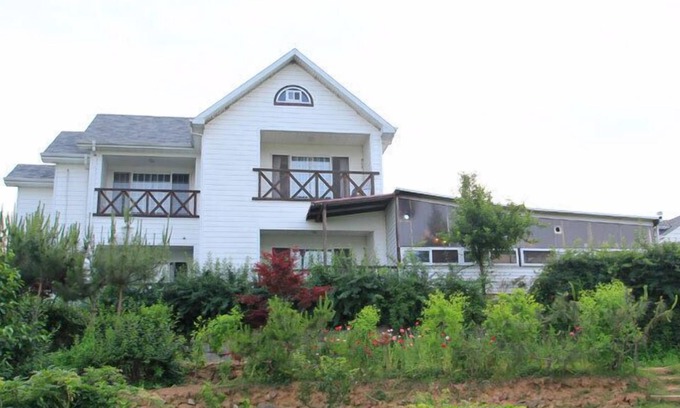 Jinju Condominio | White House on the Hill HayanZip