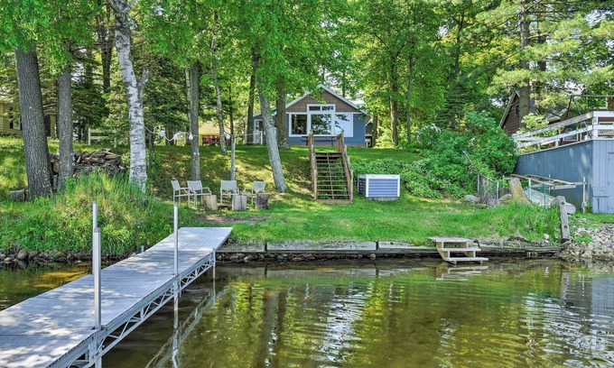 Weyauwega Cabaña | ¡NUEVO! White Lake Home con patio, pozo de fuego, muelle para botes.