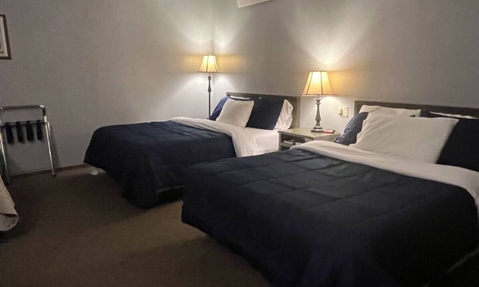 White Lake Cabina | White Lake Lodge - 2 Queen - Room 3 - Sleeps 4