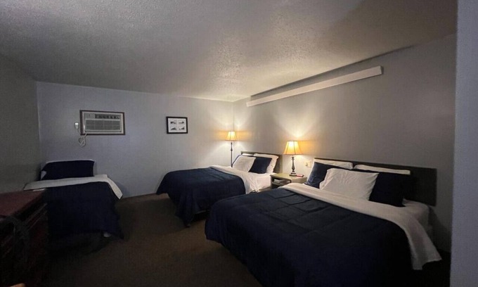 White Lake Cabina | White Lake Lodge - Family Room - Room 1 - Sleeps 5