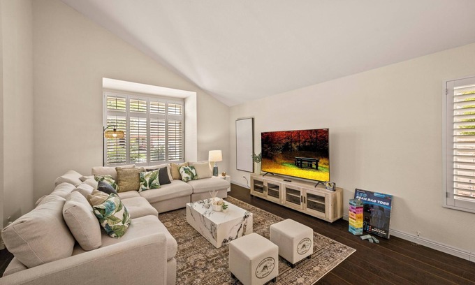 Rowland Heights Casa | White Lotus Resort Pool Home 4B3B - 5 Parking Spot