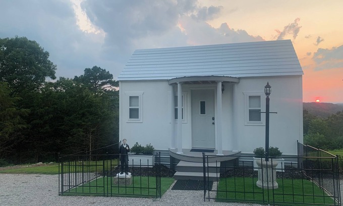 Eureka Springs Cabina | White Moon tiny cabin close to everything with Mountain View. No cleaning fees !