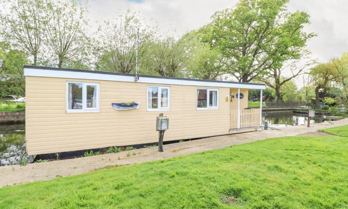 Stalham Casa | White Moth