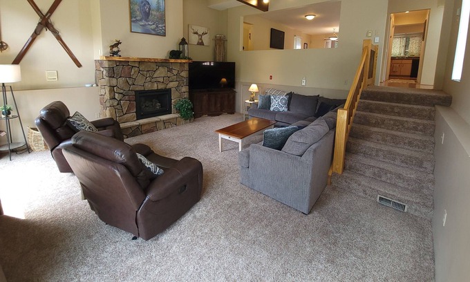 Campton Casa | White Mountain 5 Bedroom+ House featuring 2 Master Suites