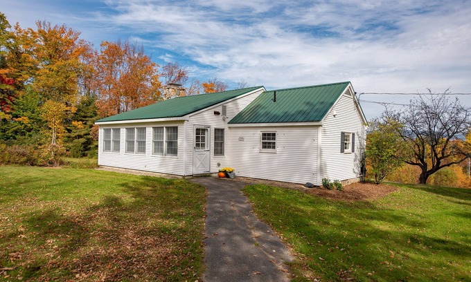 Campton Casa | White Mountain Getaway 10 Private Acres with Mountain Views