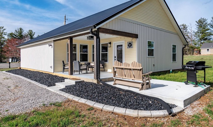 Sloans Valley Casa | White Oak Cottage - Resort Pool, Boat Slip