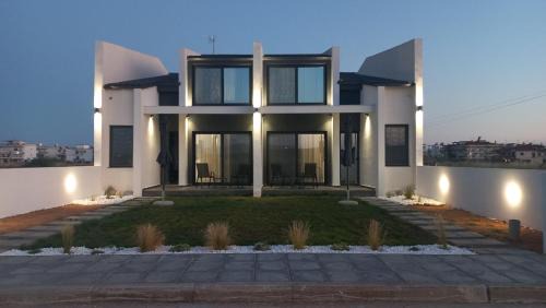 Paralia Dionysiou Casa | White Pampas Tiny houses