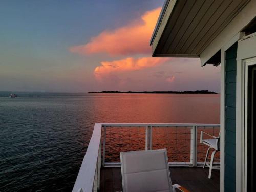 Cedar Key Apartamento | White Pelican A-1 Sunset views