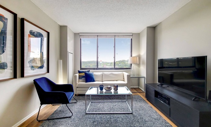 White Plains Apartamento | White Plains One Bedroom, Short Walk to Train