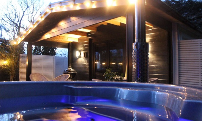 Chwilog Cabina | White River Retreats Log Cabin with Wood Fired Hot Tub