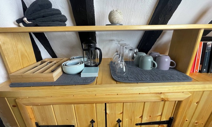Horseheath Apartamento | White Rose Annex – A Charming Getaway Nested in a Historical Cottage!