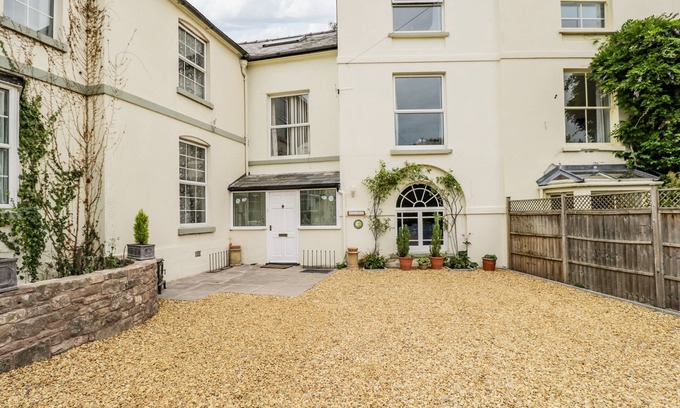 Whitchurch Cabaña | WHITE ROSES, pet friendly, character holiday cottage in Monmouth