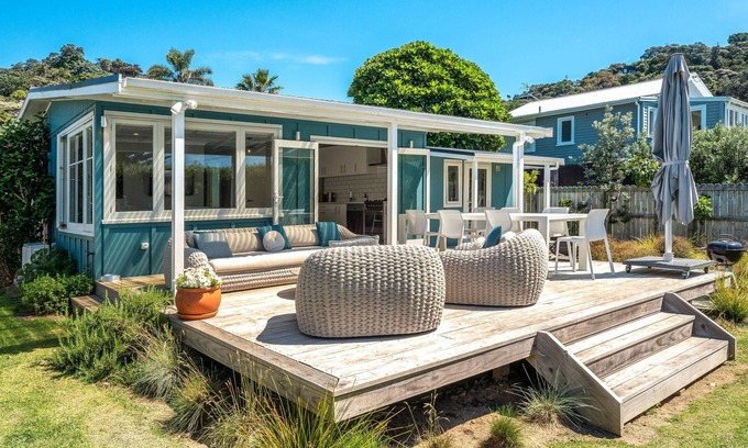 Palm Beach Cabaña | White Sands Cottage - White Sands Cottage at Palm Beach is a beautifully presented and fully restored 1950s weatherboard bach located just 50 metres from the white sands of Palm Beach. With 2 bedrooms and 1 bathroom this is a perfect family cottage a