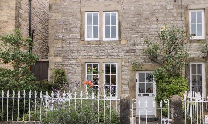 Youlgreave Cabaña | WHITE SWAN COTTAGE, pet friendly, with open fire in Youlgreave