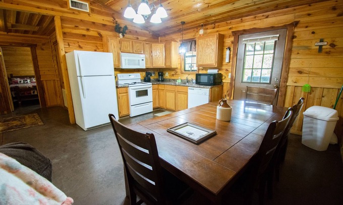 Board Camp Cabina | White Tail|18Acres|Private Creek|Swim|Hiking|ATV Trails|Mtn Cabin