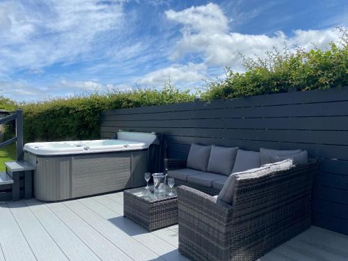 Dinas Casa | White Towers - Hw7625