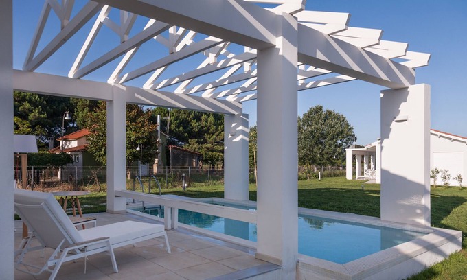 Ilida Villa | White Villas * Villa con piscina privada * Lujo en la playa de arena, tenis, piscina, barco